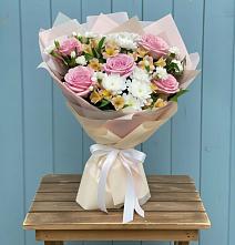 Букет цветов из:  Гвоздики, Орхидеи и Розы в Коростово