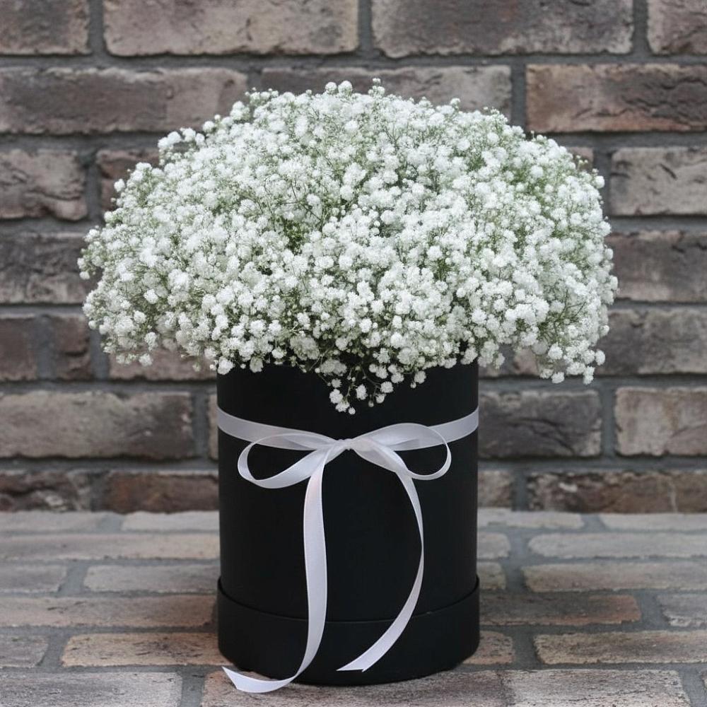 Цветочная композиция из Гипсофила в шляпной коробке в Коростово