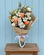 Букет цветов из:  Альстромерии, Лизиантусы, Розы и Хризантемы в Коростово