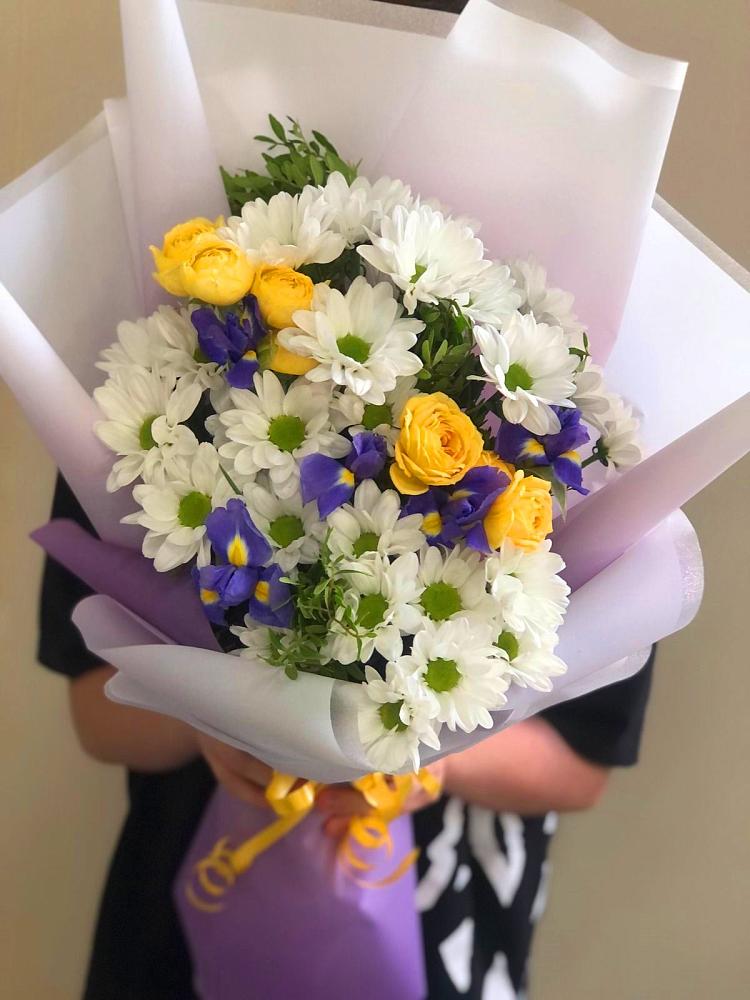Букет цветов из: Ирисы, Хризантемы и Розы в Коростово