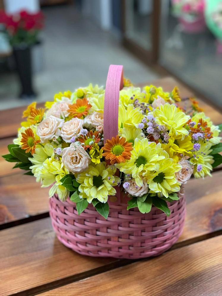 Цветочная композиция из Хризантемы и Розы в корзине в Коростово
