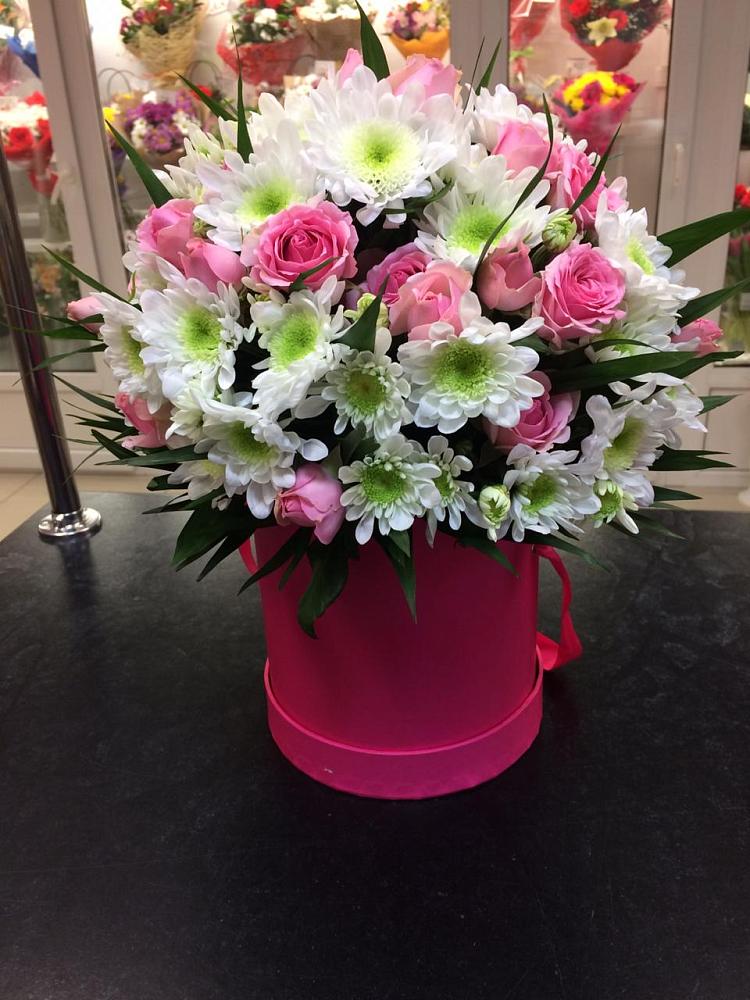 Цветочная композиция из Розы и Хризантемы в шляпной коробке в Коростово