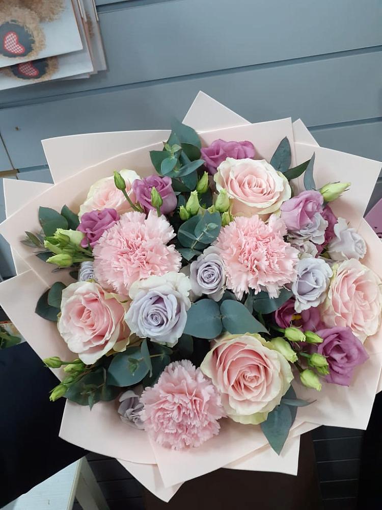 Букет цветов из: Розы, Гвоздики и Лизиантусы в Коростово