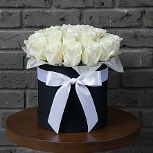 Цветочная композиция из Розы в шляпной коробке в Коростово